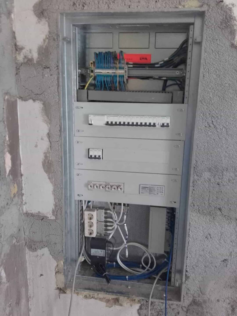 Offener Verteilerkasten mit Stromleitungen für Elektroinstallation und Smart Home in Piesendorf