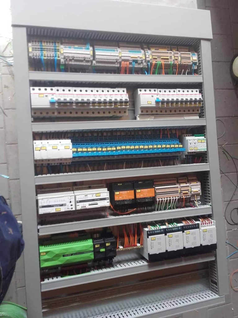 Elektroverteiler mit Reihenklemmen, Modulen und Verkabelung für smarte Gebäudetechnik Piesendorf