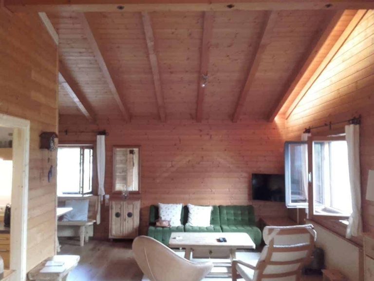 Helles Wohnzimmer in Holzhaus mit moderner Elektroinstallation, Smart Home und Gebäudetechnik